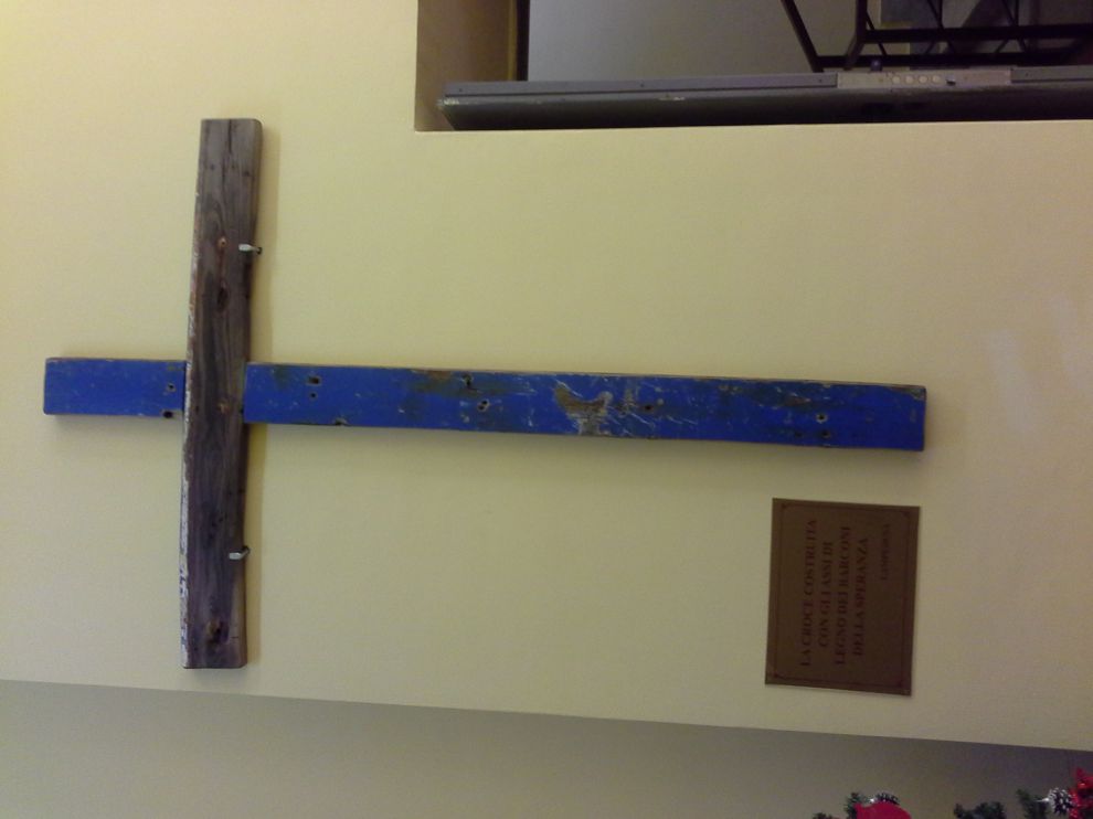 La croce fatta con il legno dei barconi della disperazione, affondati trasportando migranti