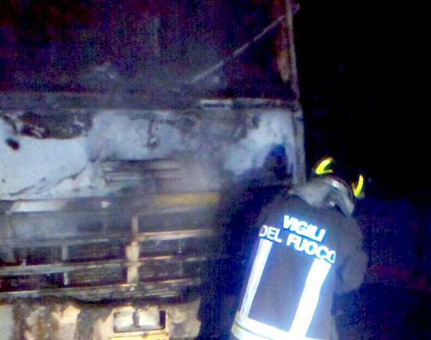 Autocarro in fiamme a Ponte. Indagano i Carabinieri