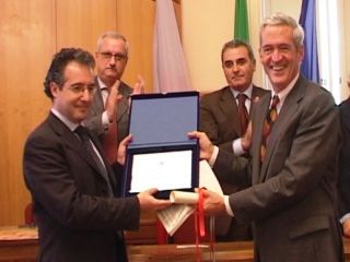 il momento del conferimento della cittadinanza onoraria a Thomas Forrest Kelly, studioso del canto beneventano (foto di archivio)