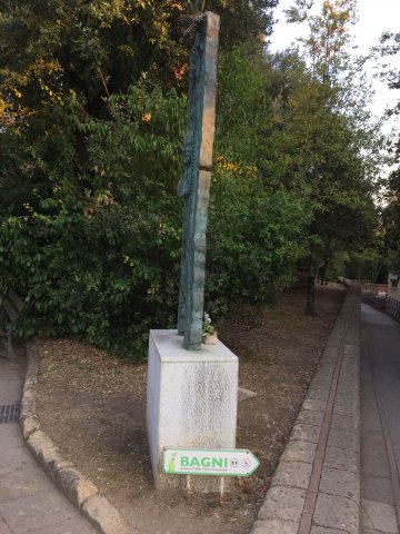 Stele dedicata a Raffaele Delcogliano in Villa Comunale a Benevento