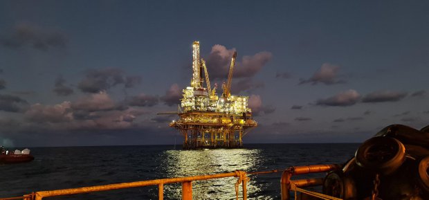 Piattaforma offshore - estrazione idrocarburi e gas naturale