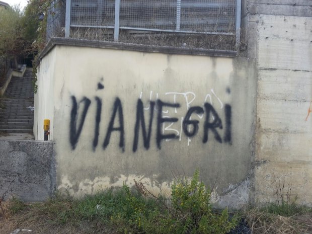 Scritte contro gli immigrati nei pressi del centro Maleventum in contrada Madonna della Salute