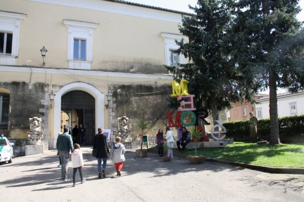 Turisti alla Rocca dei Rettori