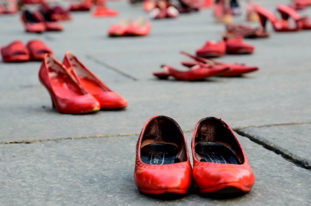 Scarpe rosse, violenza. Foto tratta dal web