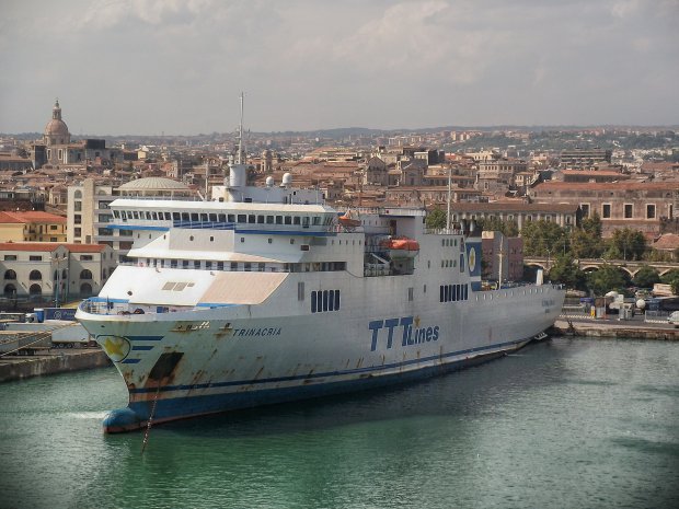 Traghetto nel porto di Catania (Sicilia)