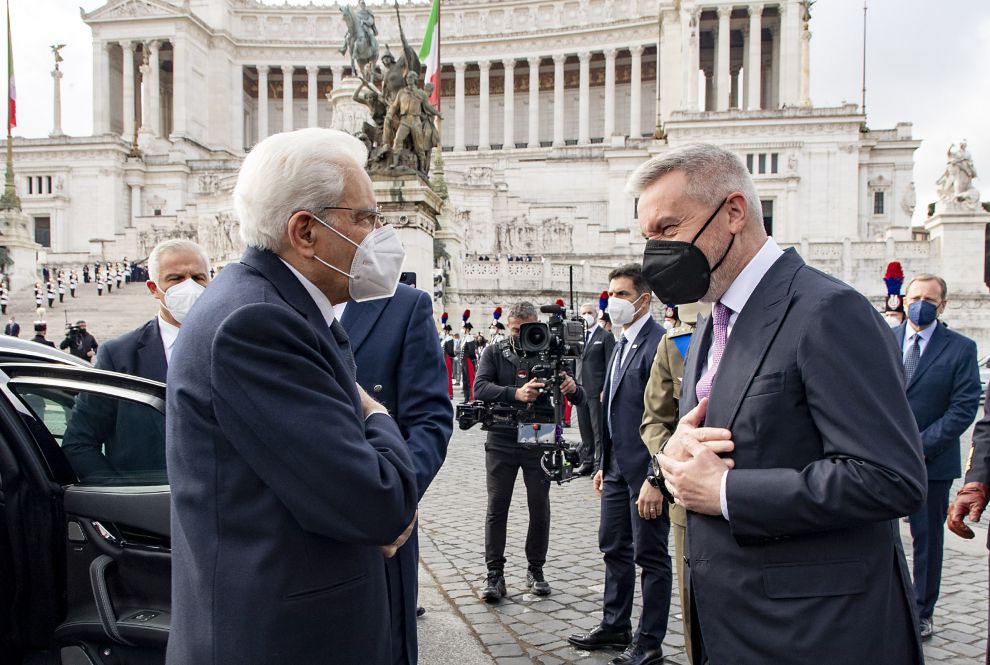 Il Presidente Sergio Mattarella accolto da Lorenzo Guerini, Ministro della difesa-rappresentante del Governo, in occasione della deposizione di una corona d'alloro sulla Tomba del Milite Ignoto, nel 77mo anniversario della Liberazione