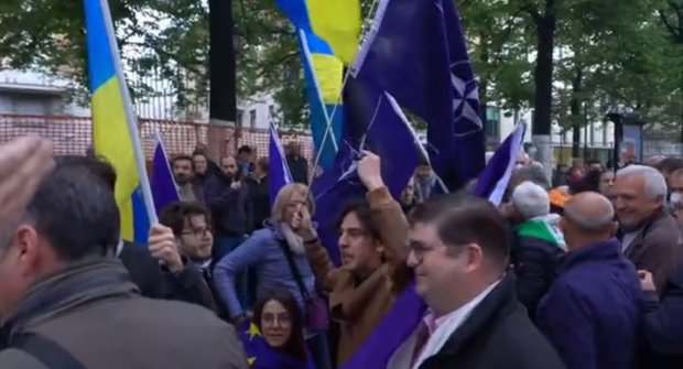 Bandiere di Nato e Ucraina al corteo del 25 Aprile a Torino