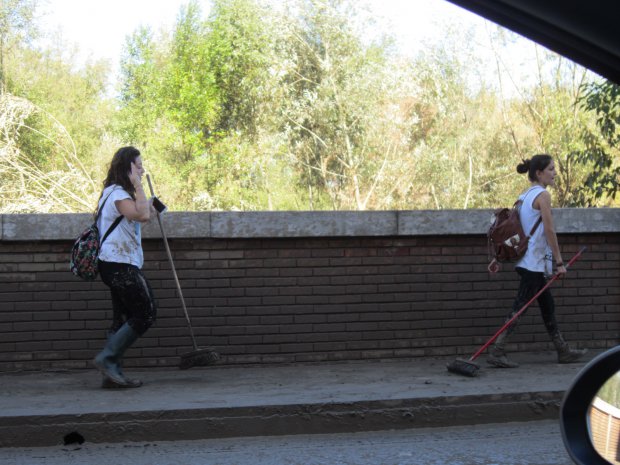 Alluvione. Volontari al lavoro,