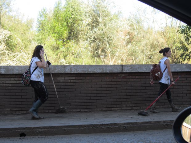 Alluvione. Volontari al lavoro, 