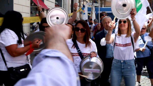 La protesta delle pentole vuote contro i rincari