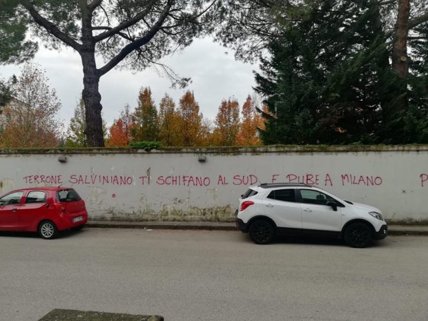 Scritte anti Salvini