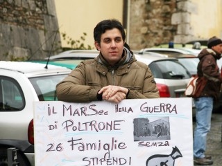 Benevento - Un lavoratore della Marsec protesta davanti alla Rocca dei Rettori