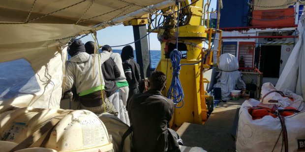 Migranti sulla Sea Watch (foto sea-watch.org)