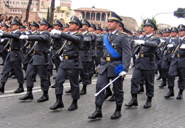 Guardia di Finanza (Parata - 2june 2007 467 by Utente:Jollyroger - Own work. Licensed under CC BY-SA 2.5 via Wikimedia Commons - https://commons.wikimedia.org)