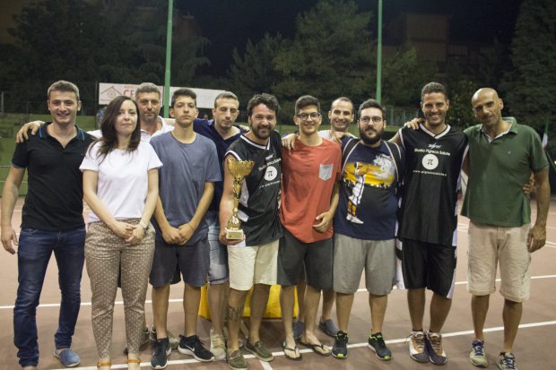 Simona Donatiello consegna il trofeo _Giuseppe Donatiello_ a Pi Greco Salute, vincitrice torneo di baske