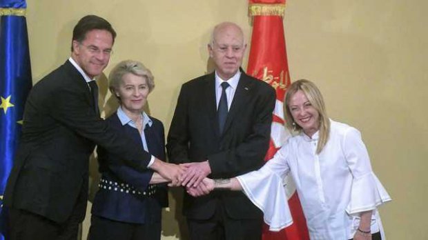 Da sinistra, Mark Rutte (primo ministro olandese), Ursula von der Leyen (presidente della Commissione europea), Kais Saied (presidente della Tunisia), Giorgia Meloni (presidente del Consiglio italiano)