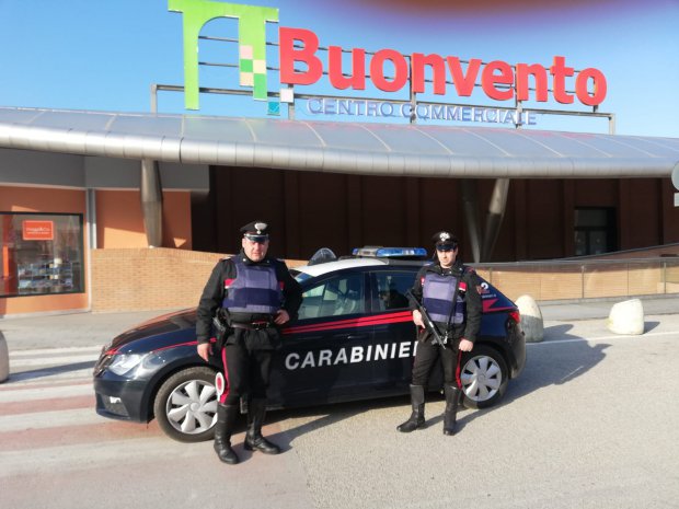 Carabinieri presso il centro commerciale Buonvento