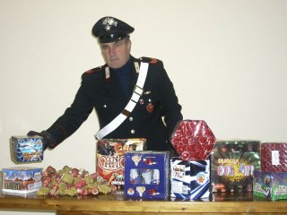 Carabinieri. Sequestro botti illegali (foto di archivio)