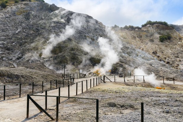 Napoli. Solfatara di Pozzuoli  (foto Norbert Nagel / Wikimedia Commons License: CC BY-SA 3.0)