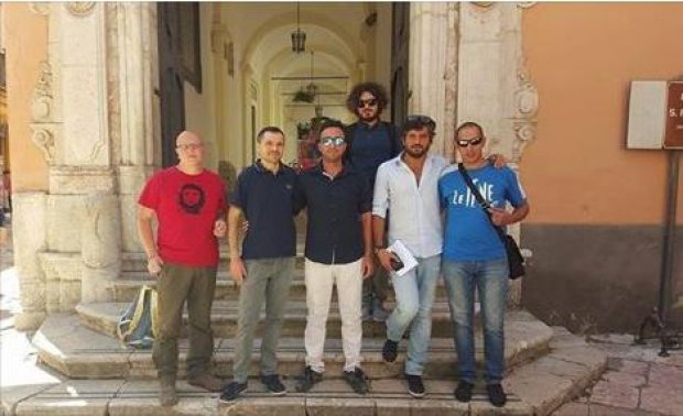 Gli attivisti presenti oggi a Palazzo San Francesco. foto tratta dal gruppo M5S di Sant'Agata de'Goti