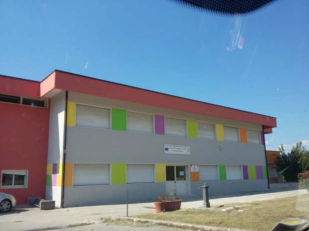 L'ingresso della ristrutturata scuola media a Dugenta