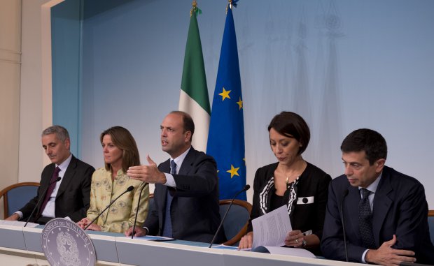 Angelino Alfano(al centro), Gaetano Quagliariello(primo a sinistra)