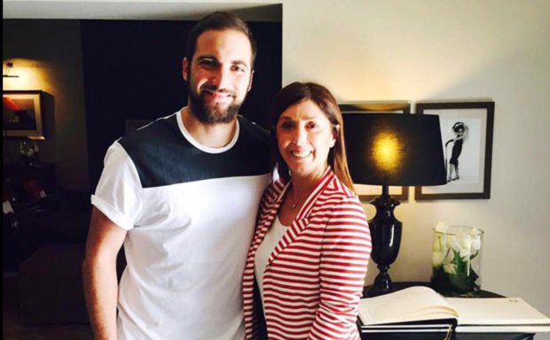 Higuain ad Aqua Petra Resort. Foto: pagina fb Aqua Petra.