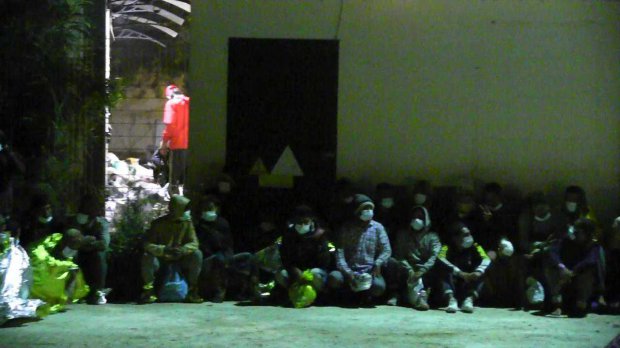 Lampedusa. Hotspot pieno: imigranti dormono fuori dal centro (foto di archivio)