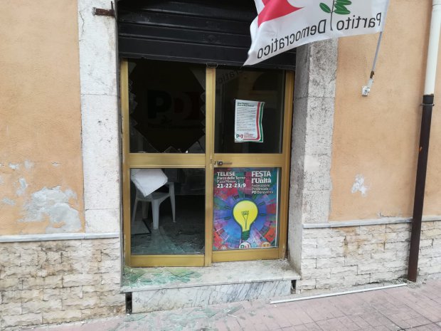 Montesarchio, vandalizzata la sede del PD. 