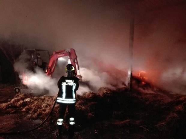 Incendio rotoballe a Foglianise, fiamme domate dai Vigili del Fuoco