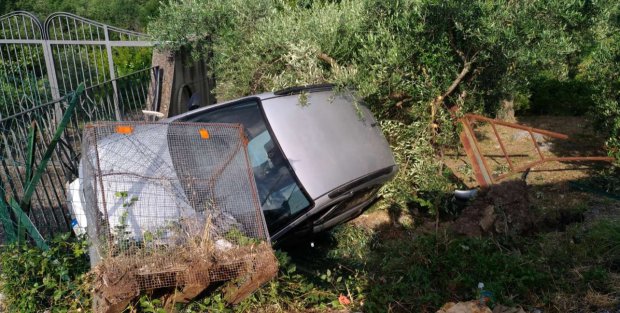 Auto sbanda - mamma al volante per accompagnare la figlia all'esame di maturita'