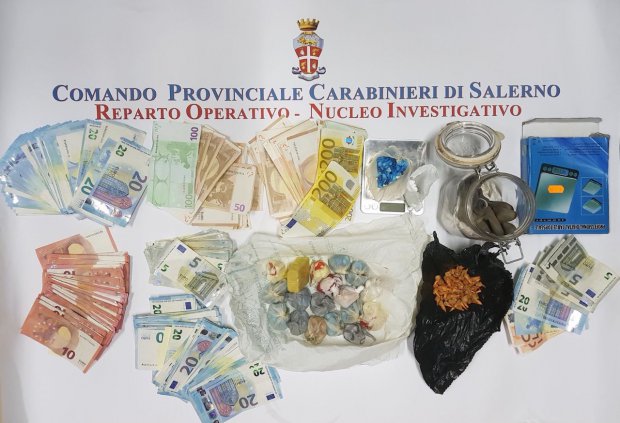 Droga e contanti sequestrati dai Carabinieri di Salerno