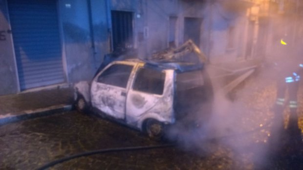 Auto in fiamme ad Arpaia