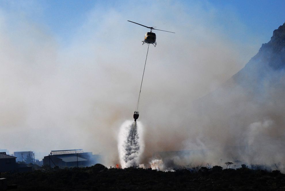 Elicottero antincedio in azione per domare le fiamme