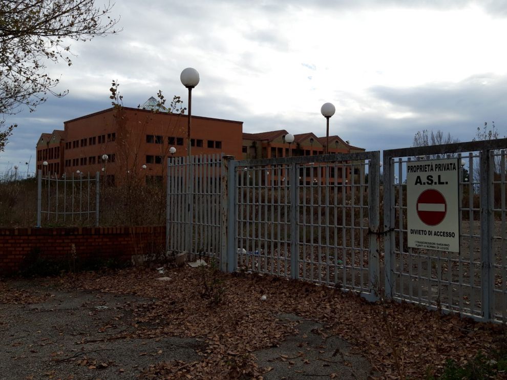 Casa del Pellegrino a Pietrelcina - Proprieta' dell'Asl, come si legge sul cartello (Foto di Francesco D'Andrea)