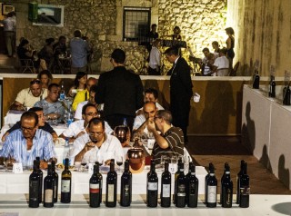 Wine tasting (foto di archivio)