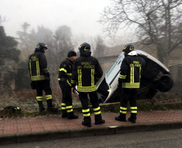 Benvento (Zona Ponticelli) - Auto finisce fuori strada