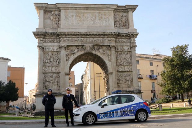 Benevento. Arco Traiano - Il vice comandante della Polizia Municipale, Fioravante Bosco