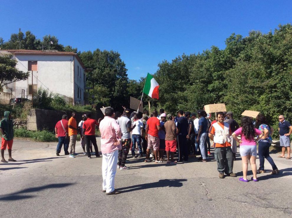 Castelvenere, protesta dei migranti