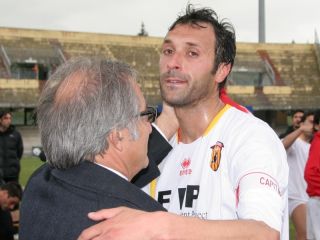 Benevento-Bassano: Imbriani consolato dal presidente Vigorito a fine partita (foto arturorusso)