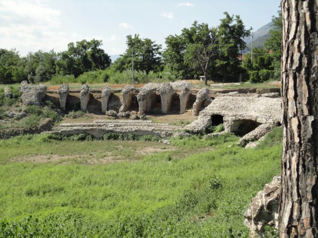 i resti dell'Anfiteatro di Telesia a San Salvatore Telesino