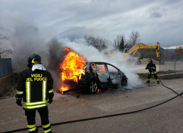 Auto in fiamme Cerreto Sannita 