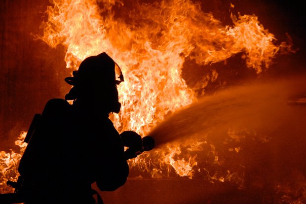 Vigili del Fuoco domano le fiamme (foto di archivio)