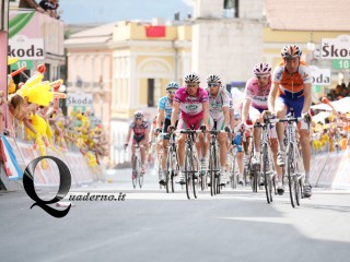 Benevento - L'arrivo del gruppo maglia rosa (Foto: Lorenzo Palmieri)