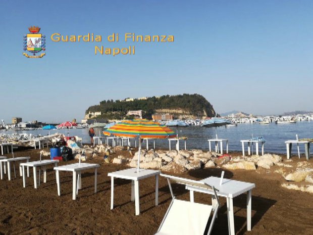 Napoli. Lidi abusivi