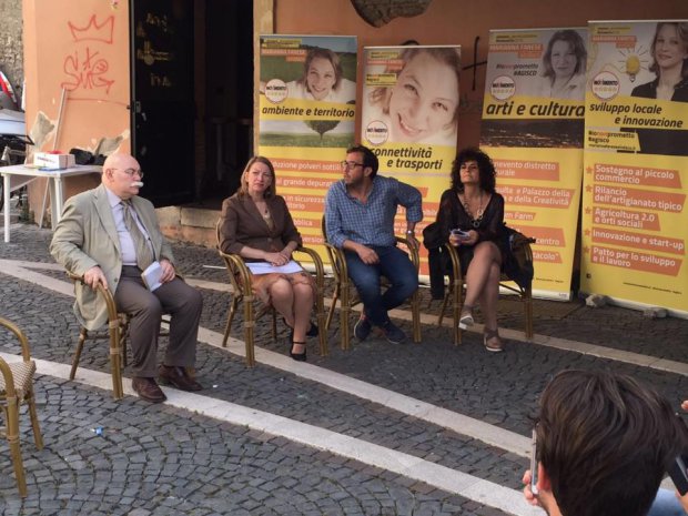 M5S incontro Piazza Arechi. Foto: profilo fb Marianna Farese