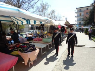 Carabinieri in servizio al mercato (foto di archivio)
