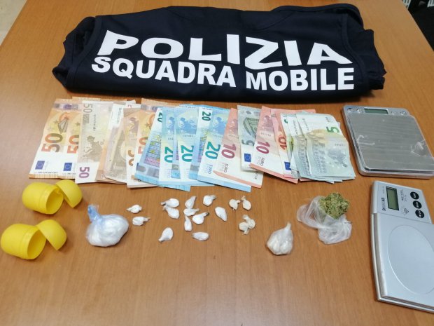 Droga e denaro sequestrati dalla Polizia