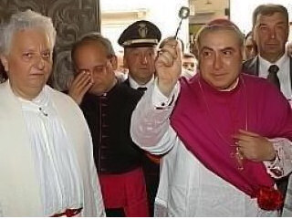 l'arcivescovo di Benevento Andrea Mugione