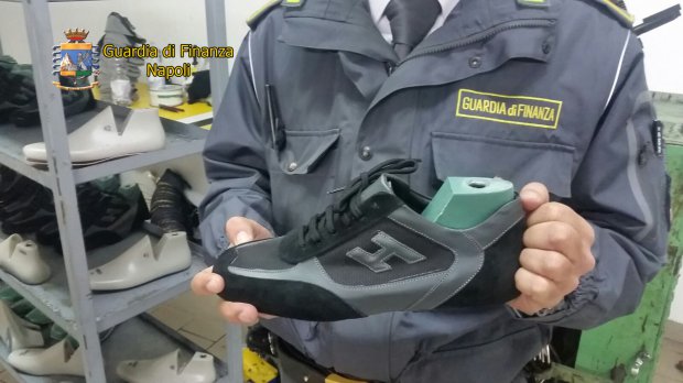 Napoli. Rubano i macchinari sequestrati per continuare a produrre false Hogan 15 denunce il Quaderno